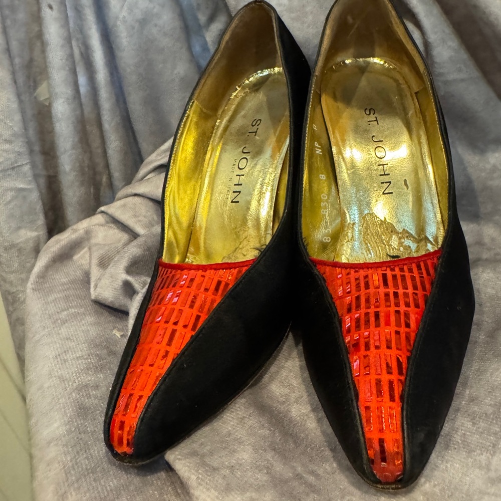 St. Johnโ Black and Red Heels 8AA